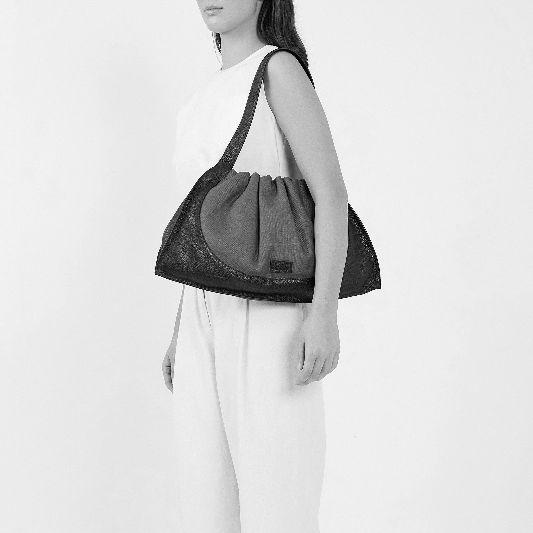 Ana Tote Large Canvas Sand/Black