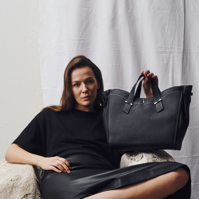 GRETA TOTE PEBBLE BLACK Main Image