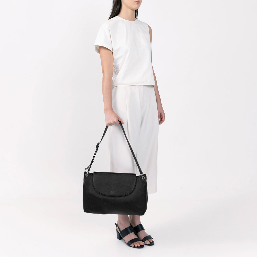 JUDITH SATCHEL LARGE PEBBLE BLACK