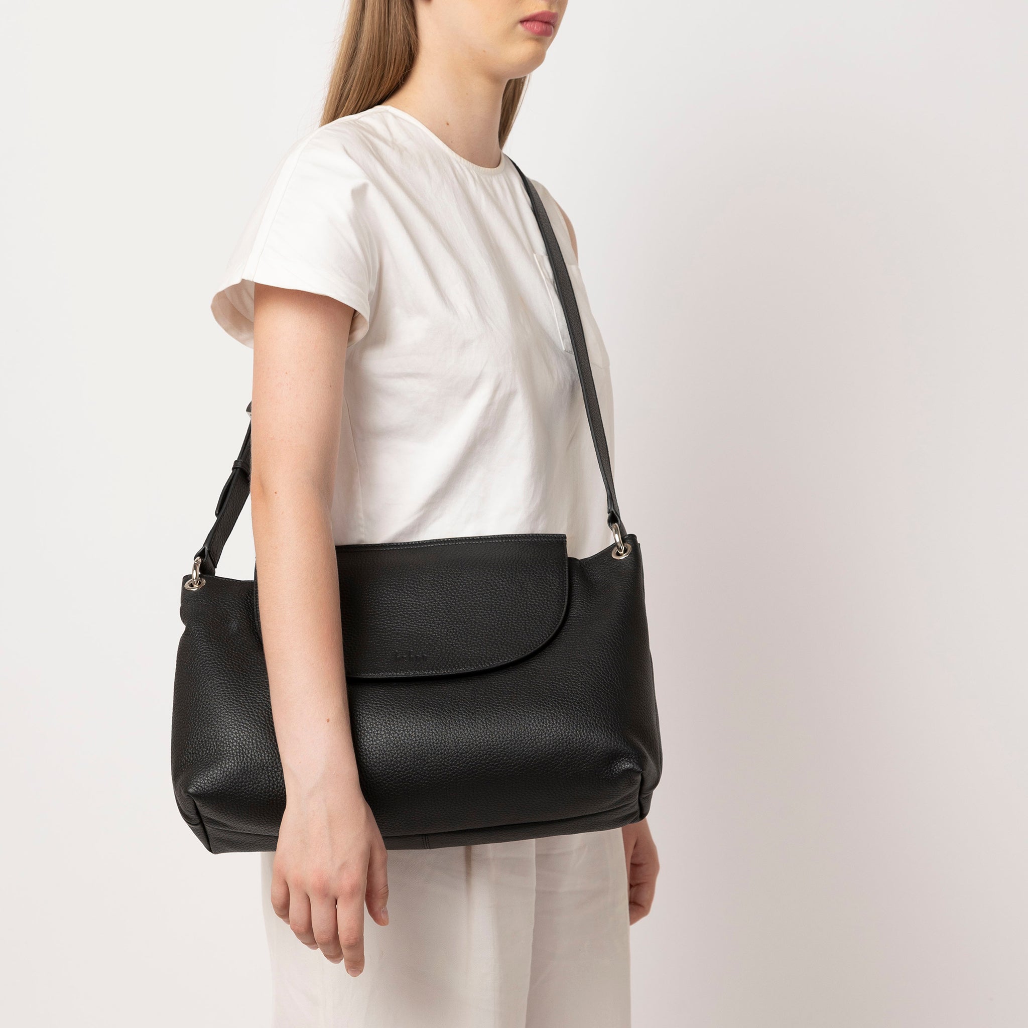 JUDITH SATCHEL LARGE PEBBLE BLACK