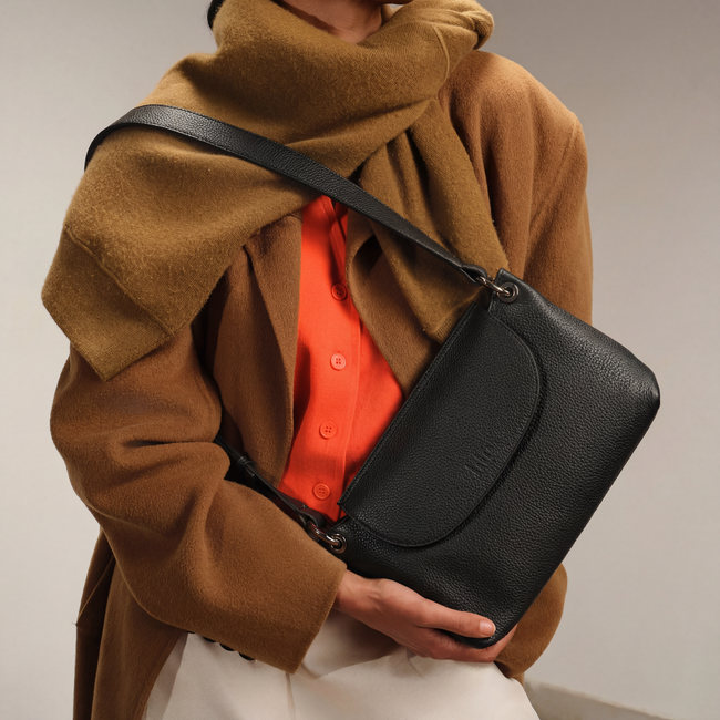 JUDITH SATCHEL MEDIUM PEBBLE BLACK Main Image