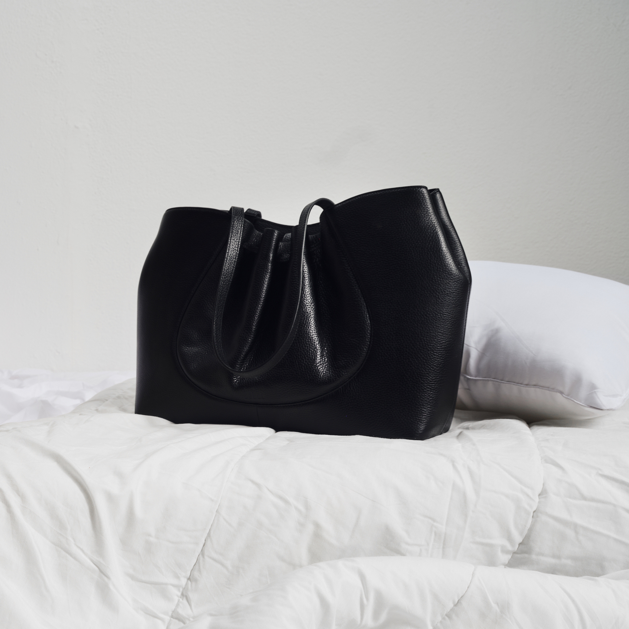 KATRINA TOTE LARGE PEBBLE BLACK