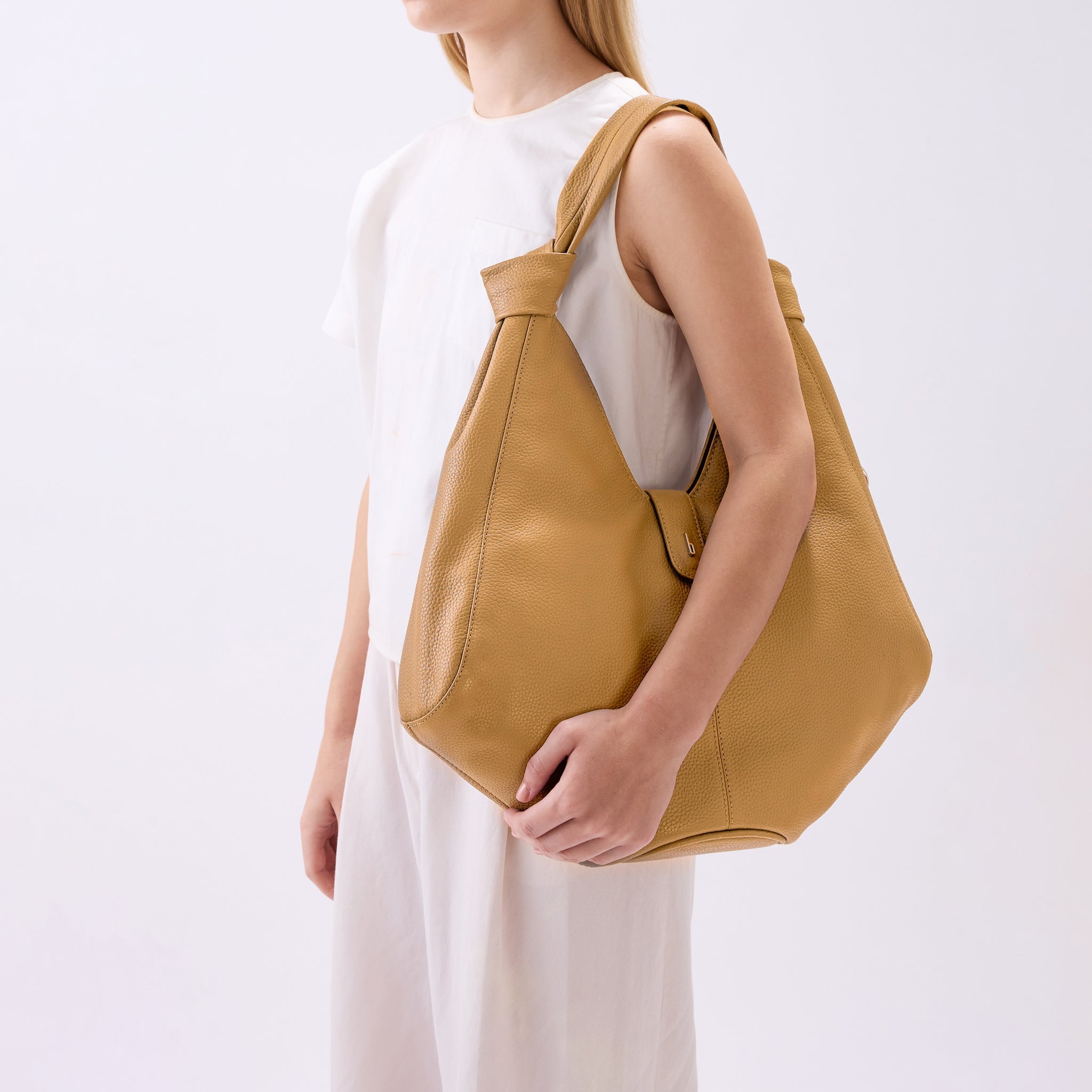 NELLI HOBO LARGE PEBBLE BISQUE