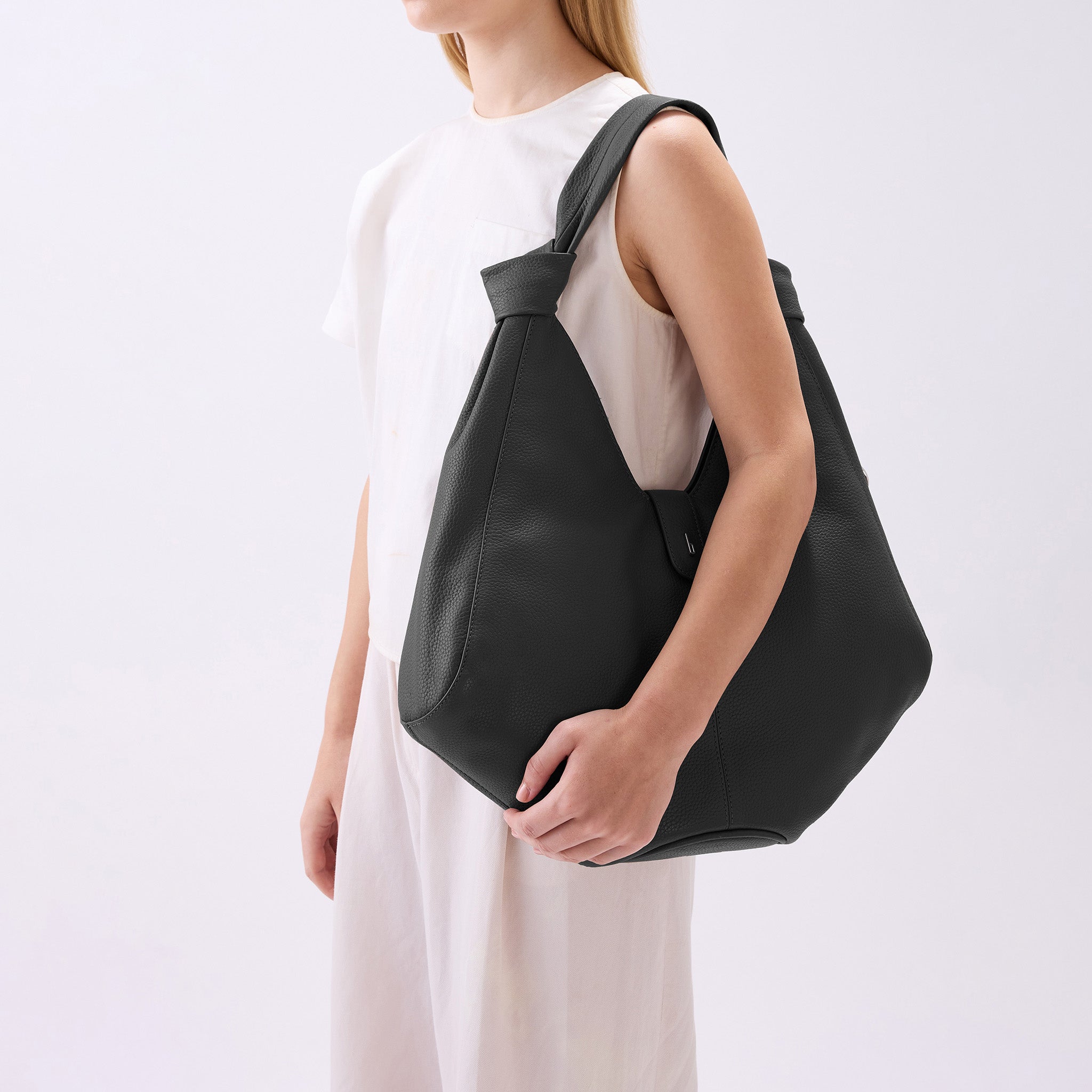 NELLI HOBO LARGE PEBBLE BLACK