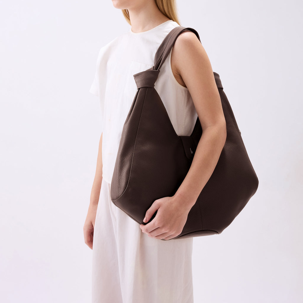 NELLI HOBO LARGE PEBBLE CACAO