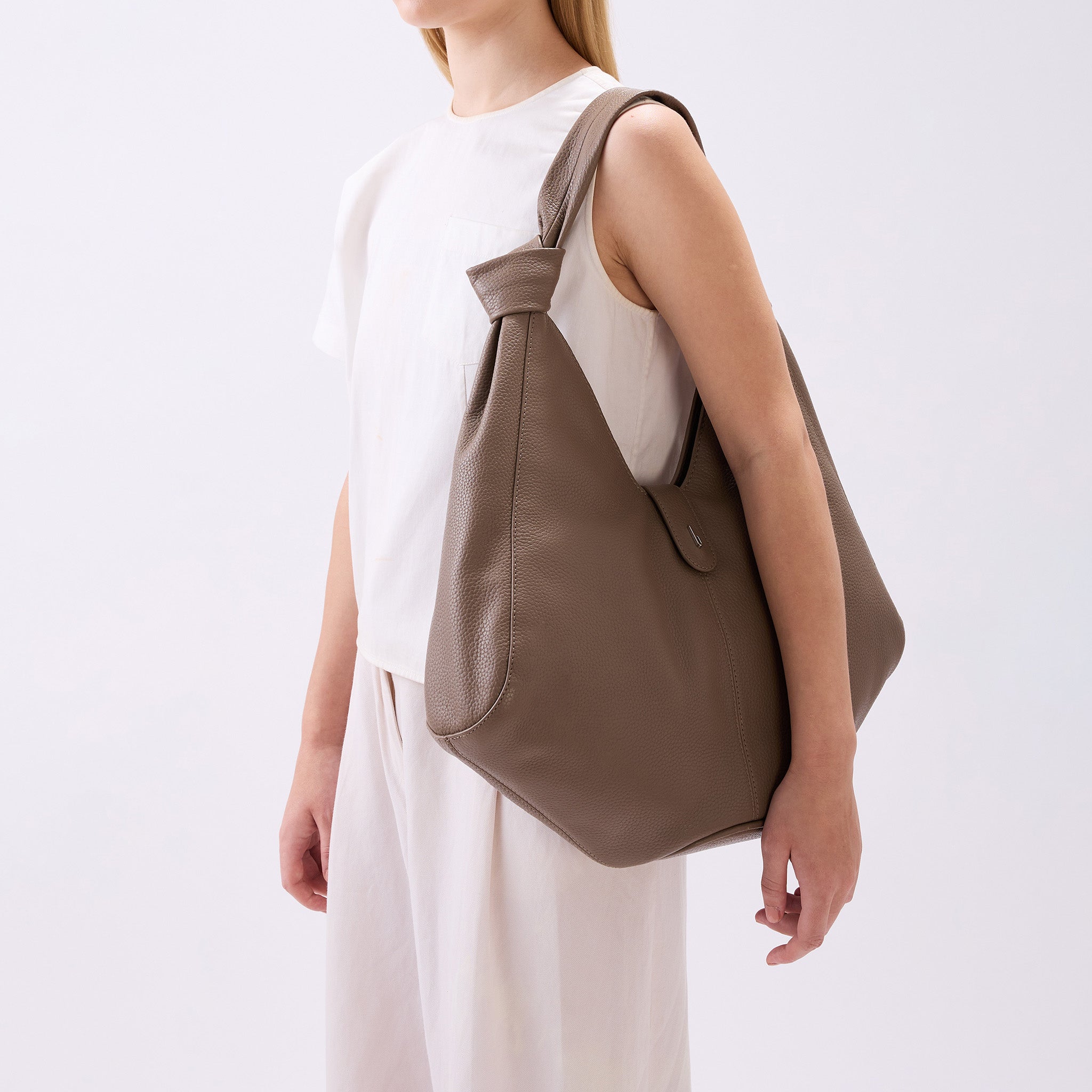 NELLI HOBO LARGE PEBBLE TAUPE