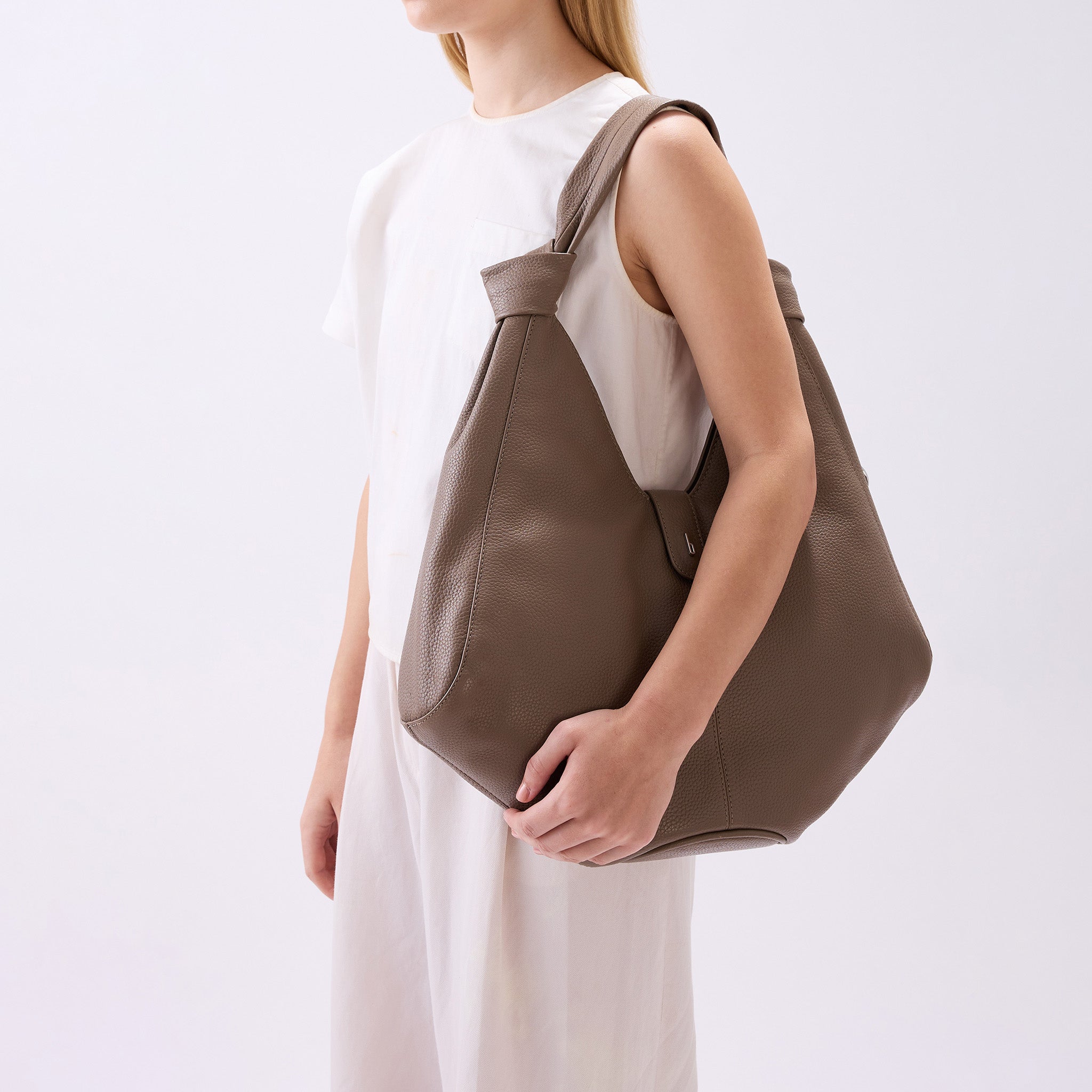 NELLI HOBO LARGE PEBBLE TAUPE